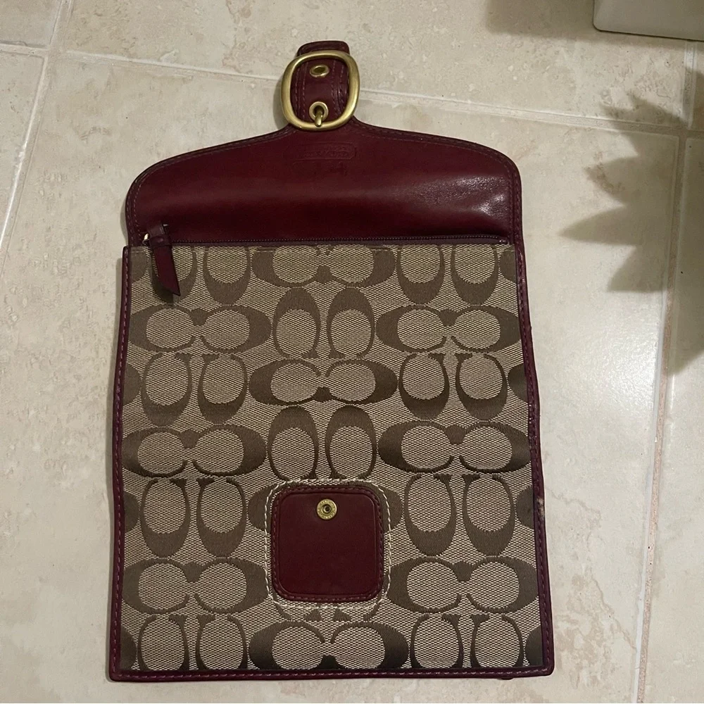 COACH - 40893 - Bleeker dark wine and brown signatures c envelope wallet - EUC - Picture 5 of 9